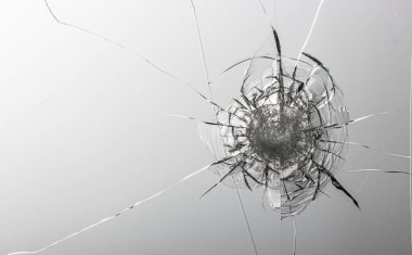 Beyaz arkaplan dokusunda kırık cam.