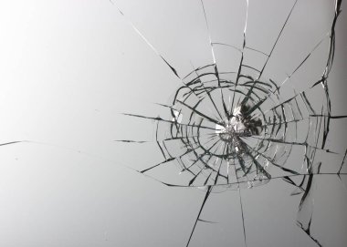 Beyaz arkaplan dokusunda kırık cam.