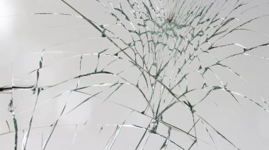 Beyaz arkaplan dokusunda kırık cam.