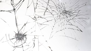 Beyaz arkaplan dokusunda kırık cam.