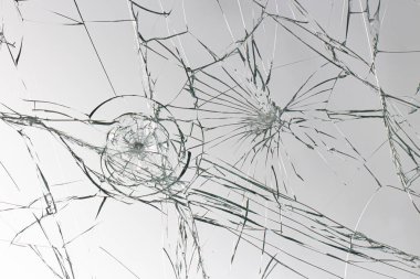 Beyaz arkaplan dokusunda kırık cam.