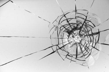 Beyaz arkaplan dokusunda kırık cam.