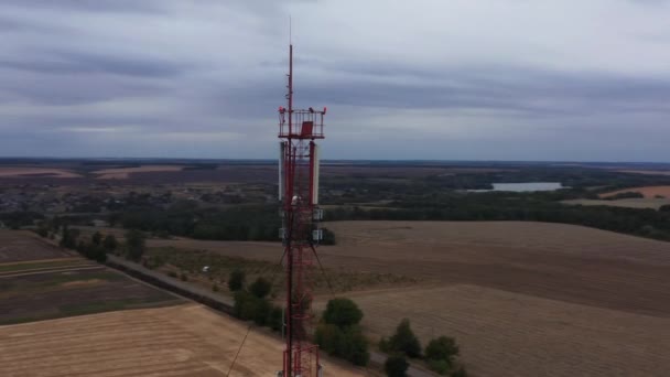 Drönare flyger runt en mobil repeater torn i ett landsbygdsområde — Stockvideo