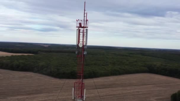 Drone vliegen rond een mobiele repeater toren in een landelijk gebied — Stockvideo