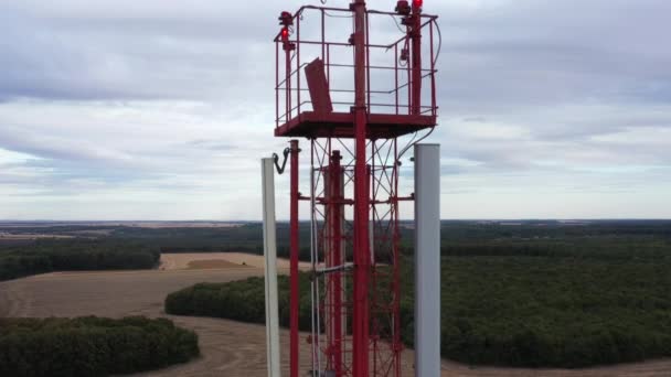 Dron létající kolem mobilní opakovací věže ve venkovské oblasti — Stock video