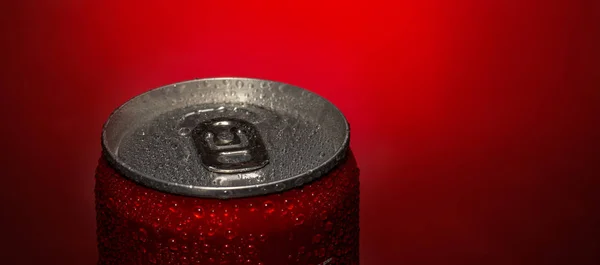 Opened aluminum can for soft drinks or beer with water drops on red background — Stock Photo, Image