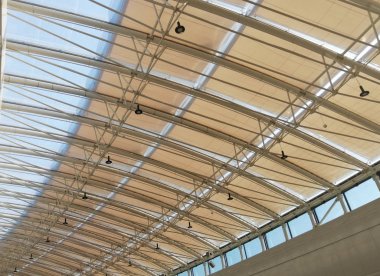 Metal ve camdan yapılmış kubbe. Arkaplan