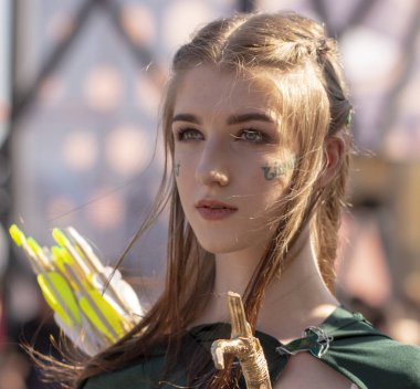 23 Eylül 2018, Ukrayna Kiev: Comic Con Ukrayna kongresinde poz veren elfler