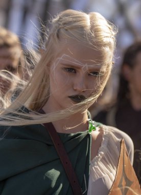 23 Eylül 2018, Ukrayna Kiev: Comic Con Ukrayna kongresinde poz veren elfler