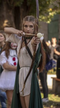 23 Eylül 2018, Ukrayna Kiev: Comic Con Ukrayna kongresinde poz veren elfler