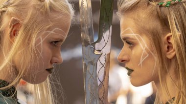 23 Eylül 2018, Ukrayna Kiev: Comic Con Ukrayna kongresinde poz veren elfler