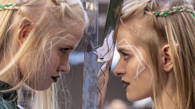 23 Eylül 2018, Ukrayna Kiev: Comic Con Ukrayna kongresinde poz veren elfler