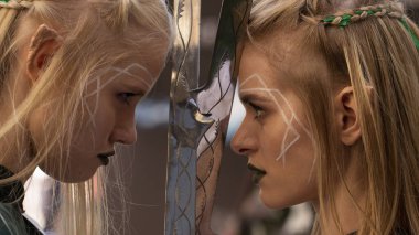 23 Eylül 2018, Ukrayna Kiev: Comic Con Ukrayna kongresinde poz veren elfler