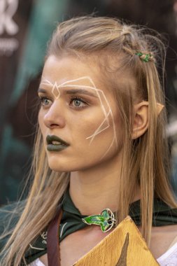 23 Eylül 2018, Ukrayna Kiev: Comic Con Ukrayna kongresinde poz veren elfler