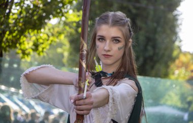 23 Eylül 2018, Ukrayna Kiev: Comic Con Ukrayna kongresinde poz veren elfler