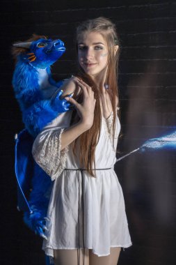 23 Eylül 2018, Ukrayna Kiev: Comic Con Ukrayna kongresinde poz veren elfler