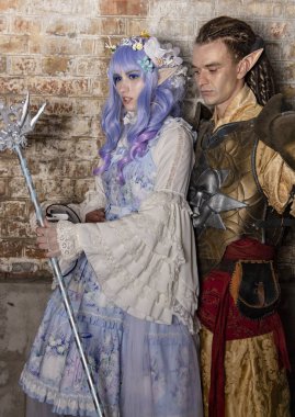 23 Eylül 2018, Ukrayna Kiev: Comic Con Ukrayna kongresinde poz veren elfler