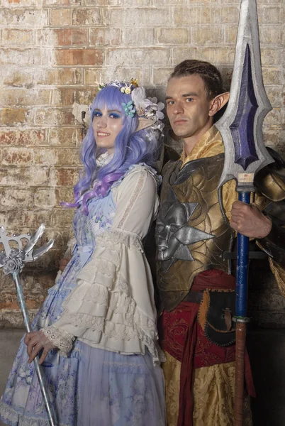 2018 년 9 월 23 일에 확인 함 . Ukraine Kiev: elves cosplayers posing at comic con Ukraine Convention — 스톡 사진