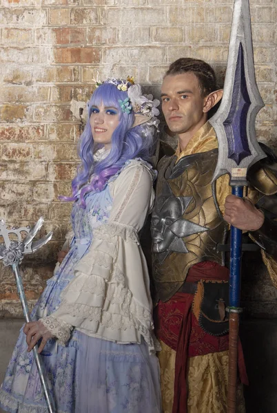 Szeptember 23, 2018, Ukrajna Kijev: Elves cosplayers pózol Comic Con Ukrajna egyezmény — Stock Fotó