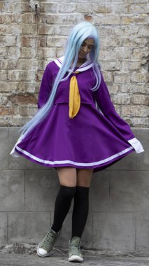 26 Eylül 2018, Ukrayna Kiev: Çağdaş Pop Kültür Festivali. Comic Con. Mor elbiseli ve turkuaz peruklu çekici bir kızın portresi. Etkinlik sırasında ne poz.