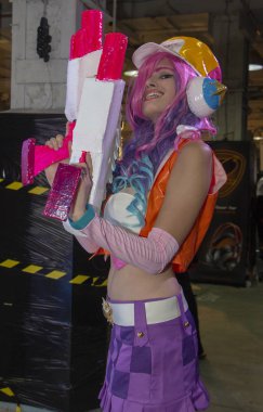 26 Eylül 2018, Ukrayna Kiev: Çağdaş Pop Kültür Festivali. Comic Con. Festivalde poz veren büyük tabancalı çekici bir kız.