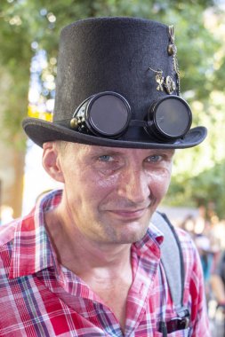 26 Eylül 2018, Ukrayna Kiev: Çağdaş Pop Kültür Festivali. Comic Con. Kırmızı gömlekli ve simyacı şapkalı bir ziyaretçi. Portre.