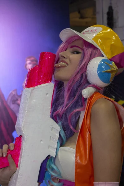 26 de septiembre de 2018, Ucrania Kiev: Festival de Cultura Pop Contemporánea. Comic Con. Joven chica atractiva con gran blaster Blaster posando durante el festival — Foto de Stock