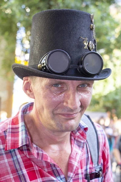 26 Eylül 2018, Ukrayna Kiev: Çağdaş Pop Kültür Festivali. Comic Con. Kırmızı gömlekli ve simyacı şapkalı bir ziyaretçi. Portre. — Stok fotoğraf