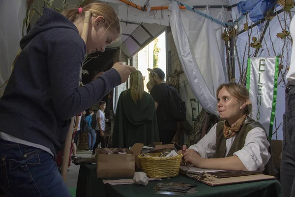 26 Eylül 2018, Ukrayna Kiev: Çağdaş Pop Kültür Festivali. Comic Con. Comic Con festivalinin ziyaretçileri. Farklı kostümler giymişti.. — Stok fotoğraf