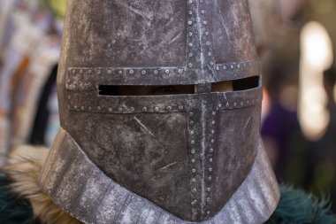 26 Eylül 2018, Ukrayna Kiev: Çağdaş Pop Kültür Festivali. Comic Con. Kapalı Çelik Miğferli Cosplayer Crusader