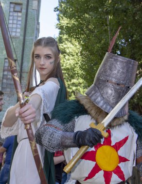 26 Eylül 2018, Ukrayna Kiev: Çağdaş Pop Kültür Festivali. Comic Con. Kapalı Çelik Miğferli Cosplayer Crusader