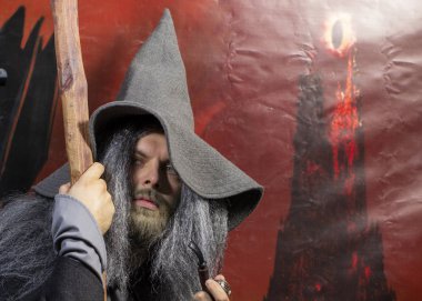 26 Eylül 2018, Ukrayna Kiev: Çağdaş Pop Kültür Festivali. Comic Con. Cosplay, Gandalf. Sihirbaz şapkası takan, gri sakallı, sopalı ve piposu olan adam karakterin rolünü oynar.