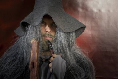 26 Eylül 2018, Ukrayna Kiev: Çağdaş Pop Kültür Festivali. Comic Con. Cosplay, Gandalf. Sihirbaz şapkası takan, gri sakallı, sopalı ve piposu olan adam karakterin rolünü oynar.