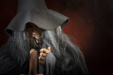 26 Eylül 2018, Ukrayna Kiev: Çağdaş Pop Kültür Festivali. Comic Con. Cosplay, Gandalf. Sihirbaz şapkası takan, gri sakallı, sopalı ve piposu olan adam karakterin rolünü oynar.
