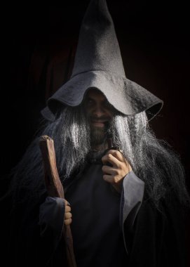 26 Eylül 2018, Ukrayna Kiev: Çağdaş Pop Kültür Festivali. Comic Con. Cosplay, Gandalf. Sihirbaz şapkası takan, gri sakallı, sopalı ve piposu olan adam karakterin rolünü oynar.