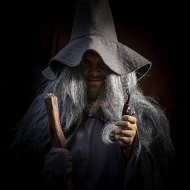 26 Eylül 2018, Ukrayna Kiev: Çağdaş Pop Kültür Festivali. Comic Con. Cosplay, Gandalf. Sihirbaz şapkası takan, gri sakallı, sopalı ve piposu olan adam karakterin rolünü oynar.