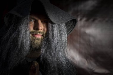 26 Eylül 2018, Ukrayna Kiev: Çağdaş Pop Kültür Festivali. Comic Con. Cosplay, Gandalf. Sihirbaz şapkası takan, gri sakallı, sopalı ve piposu olan adam karakterin rolünü oynar.