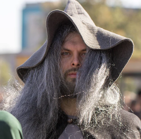 26 de septiembre de 2018, Ucrania Kiev: Festival de Cultura Pop Contemporánea. Comic Con. Cosplay, Gandalf. El hombre en la tapa del mago, con una barba gris, bastón y pipa, juega el papel del personaje — Foto de Stock