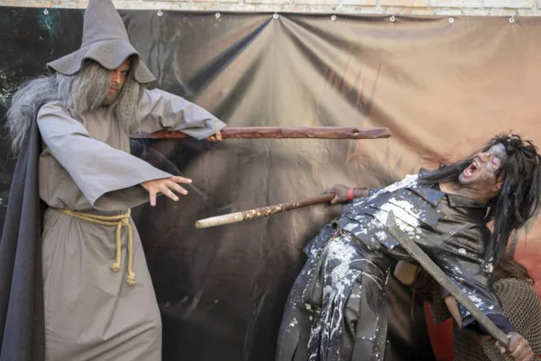 26 Eylül 2018, Ukrayna Kiev: Çağdaş Pop Kültür Festivali. Comic Con. Cosplay, Gandalf. Sihirbaz şapkası takan, gri sakallı, sopalı ve piposu olan adam karakterin rolünü oynar. — Stok fotoğraf