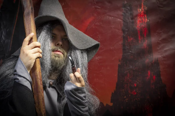 26 de septiembre de 2018, Ucrania Kiev: Festival de Cultura Pop Contemporánea. Comic Con. Cosplay, Gandalf. El hombre en la tapa del mago, con una barba gris, bastón y pipa, juega el papel del personaje — Foto de Stock