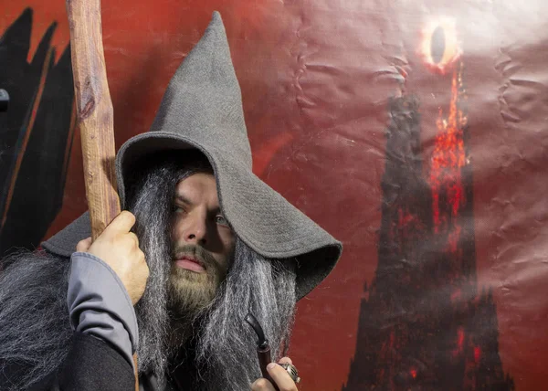 26 de septiembre de 2018, Ucrania Kiev: Festival de Cultura Pop Contemporánea. Comic Con. Cosplay, Gandalf. El hombre en la tapa del mago, con una barba gris, bastón y pipa, juega el papel del personaje — Foto de Stock