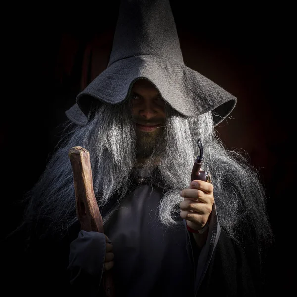 26 Eylül 2018, Ukrayna Kiev: Çağdaş Pop Kültür Festivali. Comic Con. Cosplay, Gandalf. Sihirbaz şapkası takan, gri sakallı, sopalı ve piposu olan adam karakterin rolünü oynar.