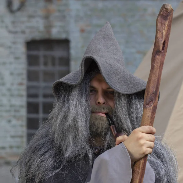 26 Eylül 2018, Ukrayna Kiev: Çağdaş Pop Kültür Festivali. Comic Con. Cosplay, Gandalf. Sihirbaz şapkası takan, gri sakallı, sopalı ve piposu olan adam karakterin rolünü oynar. — Stok fotoğraf