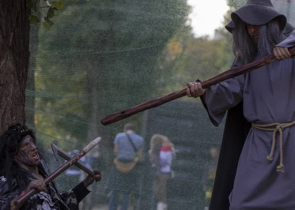 26 de septiembre de 2018, Ucrania Kiev: Festival de Cultura Pop Contemporánea. Comic Con. Cosplay, Gandalf. El hombre en la tapa del mago, con una barba gris, bastón y pipa, juega el papel del personaje — Foto de Stock