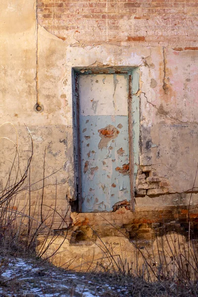 Eski sarı tuğlalı bir duvarın üzerindeki tuğladan bir kapı izi. — Stok fotoğraf