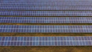 Yenilenebilir elektrik, insansız uçuş. Sahadaki bir güneş enerjisi santrali üzerinde..