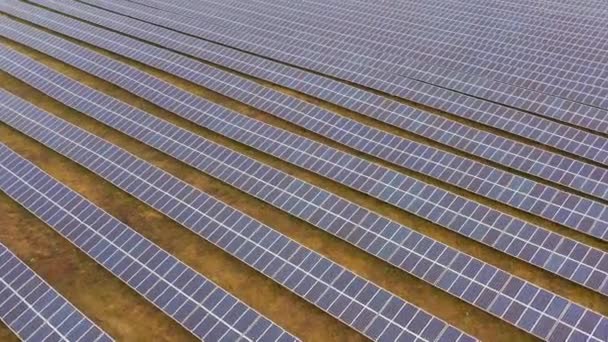 Förnybar el, obemannad flygning över ett solkraftverk på fältet. — Stockvideo