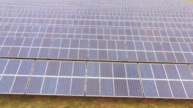 Yenilenebilir elektrik, insansız uçuş. Sahadaki bir güneş enerjisi santrali üzerinde..