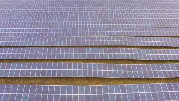 Electricidad renovable, vuelo no tripulado sobre una central solar situada en el campo . — Vídeo de stock