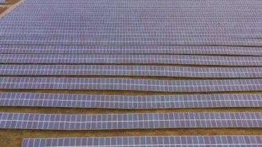 Yenilenebilir elektrik, insansız uçuş. Sahadaki bir güneş enerjisi santrali üzerinde..